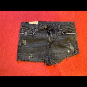 ❌⭕️❌⭕️super cute distressed shorts.